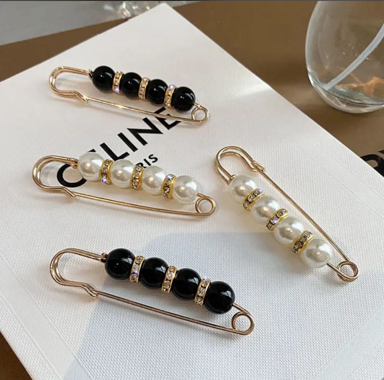 IMPERDIBLE DE PERLAS PARA ROPA